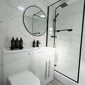 https://villa-stunning-newly-decorated-flat-with-private-entrance.brighton-hotels-england.com